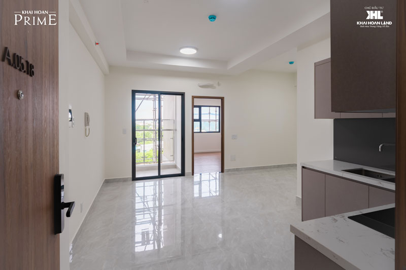 Đánh giá tiêu chuẩn bàn giao căn hộ Khải Hoàn Prime Quý II/2027 3 Chiều cao trần 2,95m kết hợp ban công rộng mở giúp không gian phòng khách luôn ngợp tràn ánh sáng tự nhiên